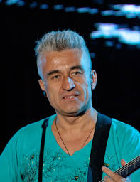 How tall is Jorge González?